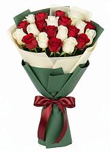 Букет Микс из красных и белых роз в Павловский