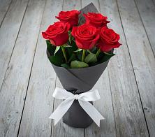 Букет 5 Красных роз Эдлесс Лав в Павловский