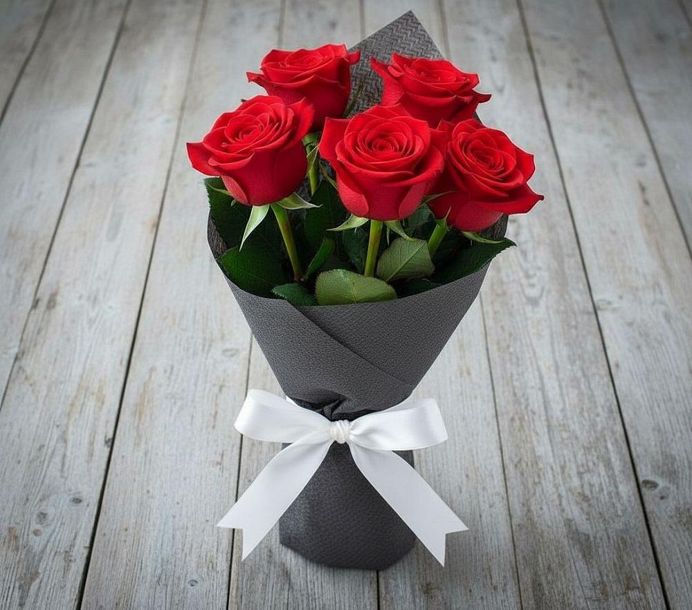 Букет 5 Красных роз Эдлесс Лав в Павловский