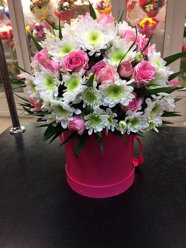 Цветочная композиция из Розы и Хризантемы в шляпной коробке в Павловский