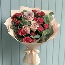 Букет цветов из:  Гвоздики и Розы в Павловский